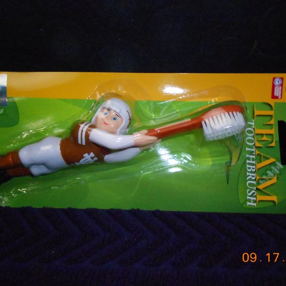 12 UT University of Texas  Longhorns Toothbrush Go Horns - Picture 1 of 4